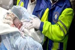 مادر 32 ساله پنجمین فرزند خود را در آغوش گرفت 